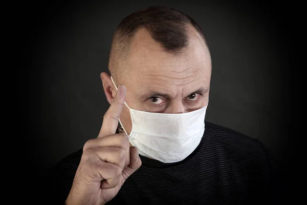 Homme en t-shirt noir et masque médical — Photo