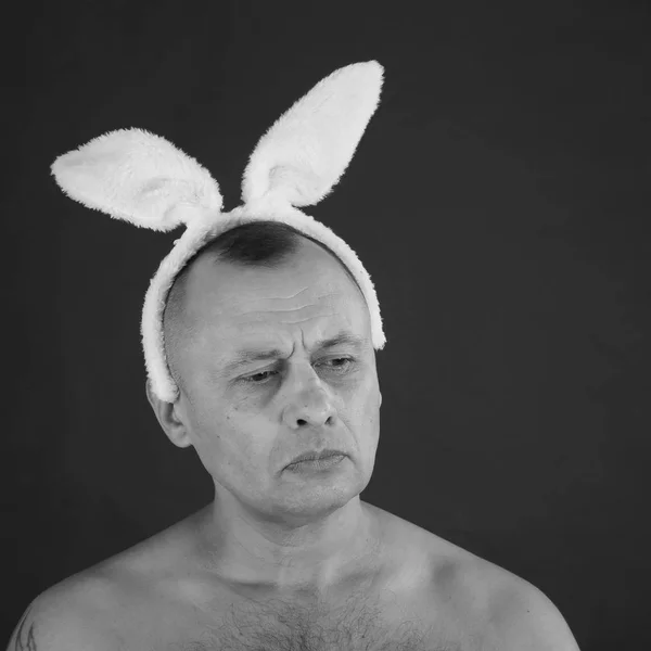Uomo in orecchie di coniglio — Foto Stock