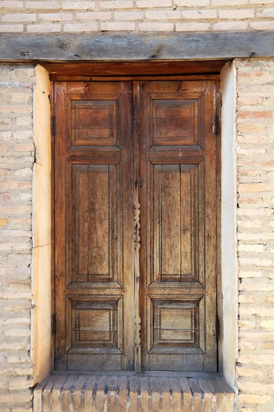 Antica porta in legno — Foto Stock