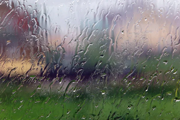 雨淋在窗户上 — 图库照片