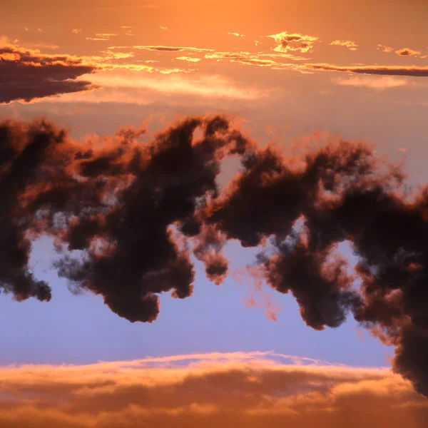 Dramáticos rayos de sol y nubes — Foto de Stock