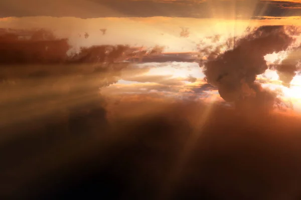 Dramatische Sonnenstrahlen und Wolken — Stockfoto