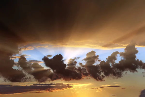 日の入り 日の出雲 光線および他の大気効果 — ストック写真