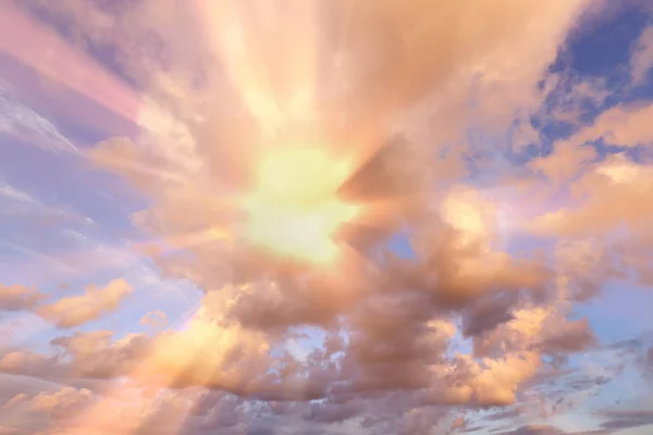 Raios de sol dramáticos e nuvens — Fotografia de Stock