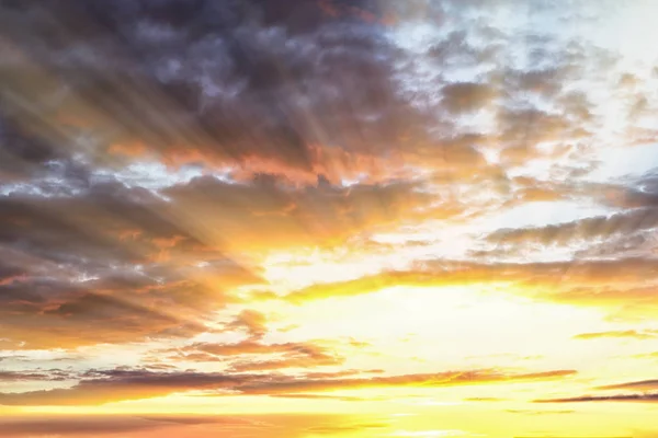 Raios de sol dramáticos e nuvens — Fotografia de Stock