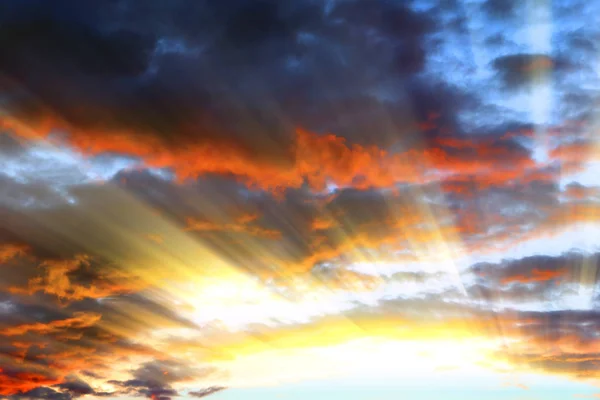 Sonnenuntergang Sonnenaufgang Mit Wolken Lichtstrahlen Und Anderen Atmosphärischen Effekten — Stockfoto