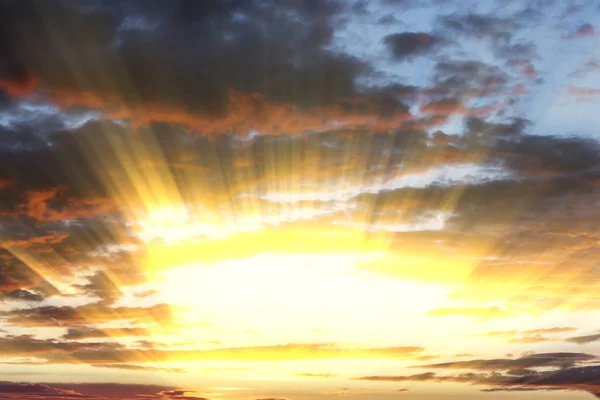 Драматические солнечные лучи и облака — стоковое фото