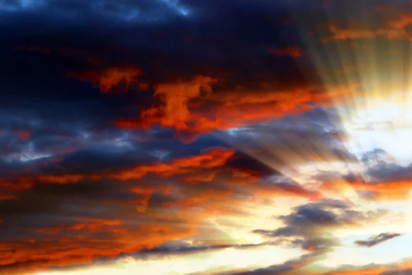 日の入り 日の出雲 光線および他の大気効果 — ストック写真