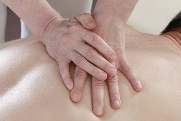 Mãos de massagista — Fotografia de Stock
