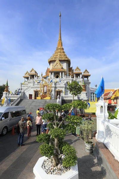 BANGKOK, THAILAND - December 15, 2014: Wat Traimit, Famous for i — Stock Photo, Image