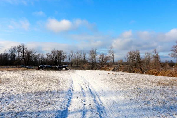 Camino de tierra en la nieve —  Fotos de Stock
