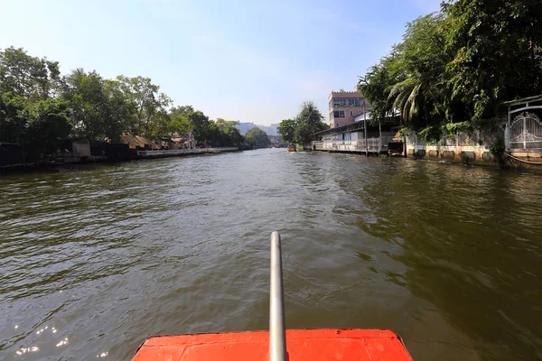 BANGKOK, THAÏLANDE - 15 décembre 2014 : navigation sur le Chao Phray — Photo