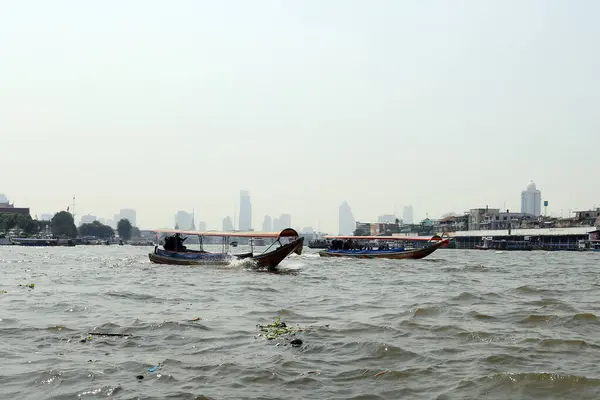 Bangkok, Thailand - 15 December 2014: båtliv på Chao Phray — Stockfoto