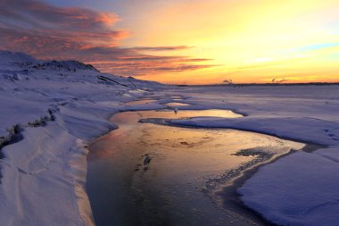günbatımı kış Nehri üzerinde