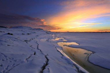 günbatımı kış Nehri üzerinde