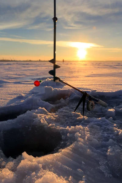 Winter Landscape Fishermen Catch Fish Frozen River Sunset — Stock Photo, Image
