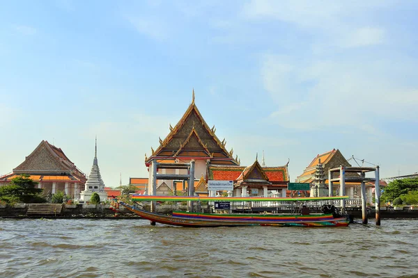 BANGKOK, THAÏLANDE - 15 décembre 2014 : navigation sur le Chao Phray — Photo