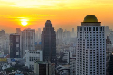 Bangkok, Tayland - 15 Aralık 2015: Güzel sisli gün batımı