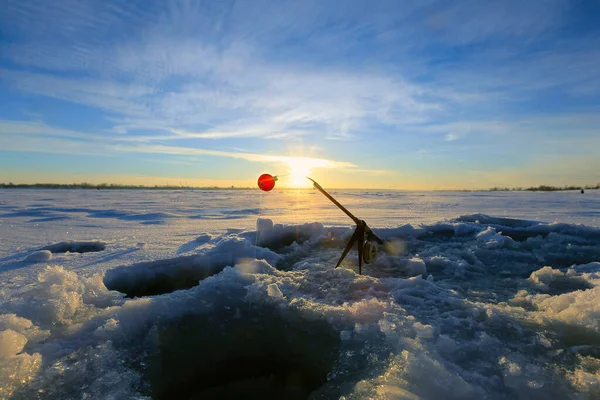 Pescadores Paisagem Inverno Pegar Peixes Rio Congelado Pôr Sol — Fotografia de Stock
