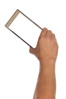 Telefon elinde.