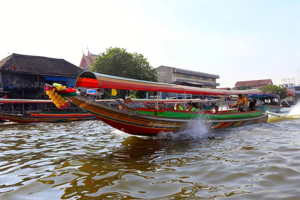 BANGKOK, THAÏLANDE - 15 décembre 2014 : navigation sur le Chao Phray — Photo