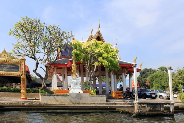BANGKOK, THAÏLANDE - 15 décembre 2014 : navigation sur le Chao Phray — Photo