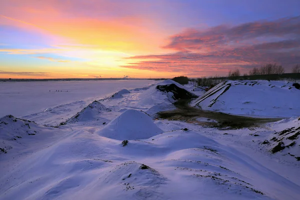 Západ slunce na řece zimní — Stock fotografie