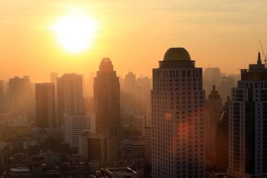 Bangkok, Tayland - 15 Aralık 2015: Güzel sisli gün batımı