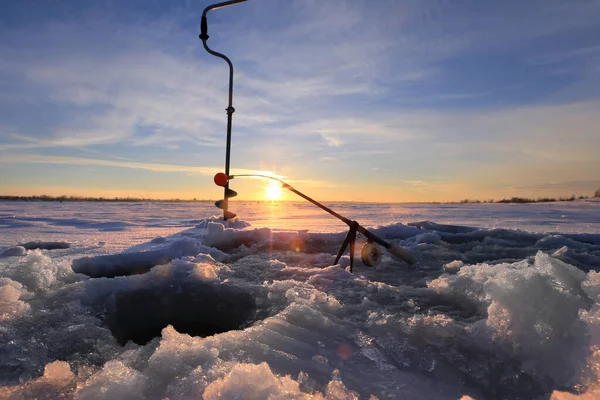 Vinter Landskap Fiskare Fånga Fisk Frusen Flod Solnedgången — Stockfoto