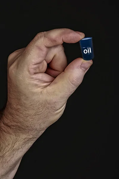 Mann hält Ölfässer in den Händen — Stockfoto