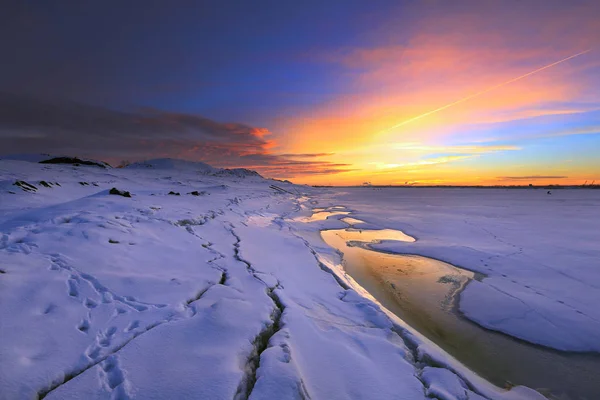 Tramonto sul fiume invernale — Foto Stock