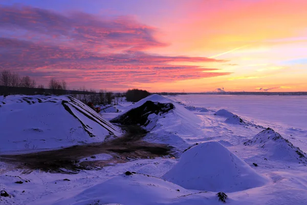 Auringonlasku talvijoella — kuvapankkivalokuva