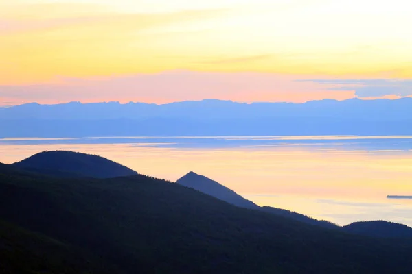 Puesta de sol sobre el lago baikal — Foto de Stock