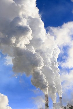 Beyaz bacasından duman