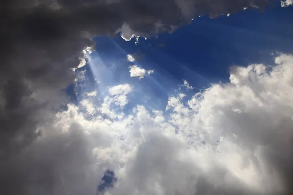 Rayos por las nubes —  Fotos de Stock