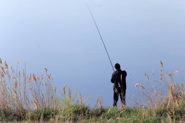 Nehir kıyısındaki balıkçı