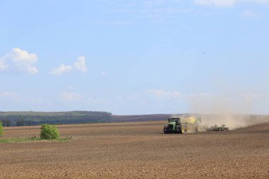 Naberezhnye Chelny, Rusya - 12 Mayıs 2015: Tarlada ekim
