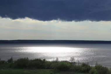nehir kıyısında çiçek açması elma ağacı
