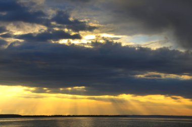 Nehrin üzerinde kümülonimbus