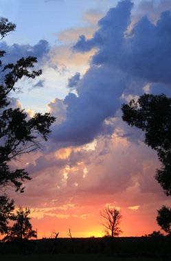 Yaz gündoğumu Nehri üzerinde