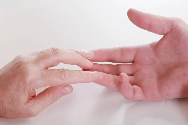 Ręce masażysty — Zdjęcie stockowe