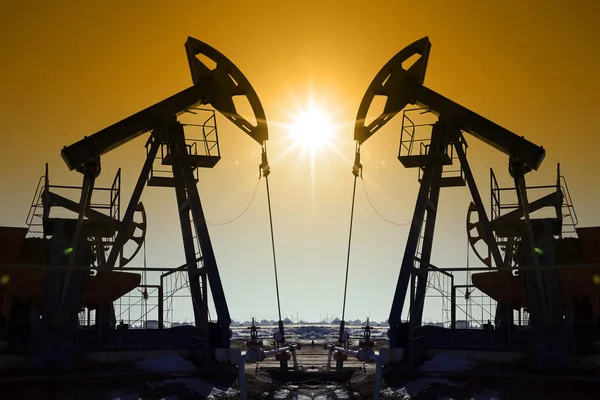 Pompe di olio in un campo in primavera — Foto Stock