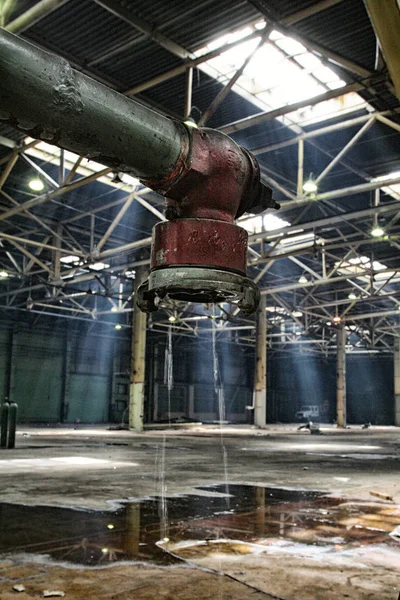 Reparatur einer verlassenen Fabrik — Stockfoto