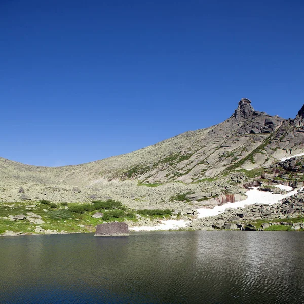 Lago de cuento en las montañas del Sayan Occidental — Foto de Stock