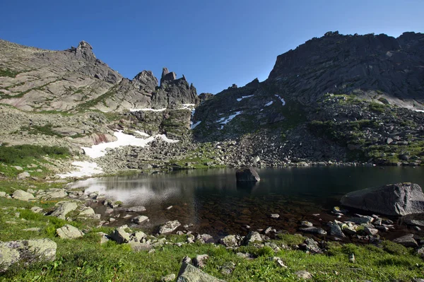 Lac de conte dans les montagnes de la Sayan occidentale — Photo