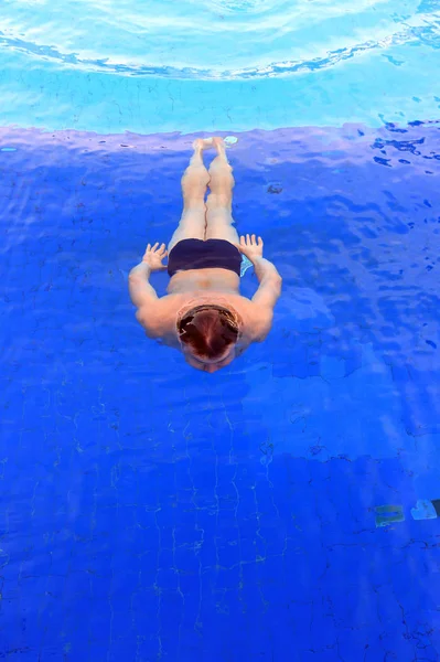 Schwimmer im Pool — Stockfoto