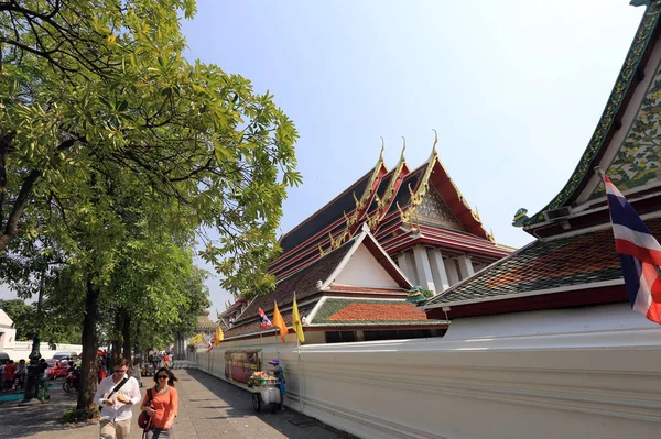 Bangkok, thailand - 15. Dezember 2014: tour durch das wat suthat thepwa — Stockfoto