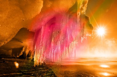 kayalık nehir kıyısındaki buz