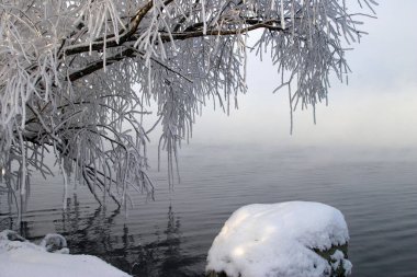 Kama nehrinde güneşli bir kış günü