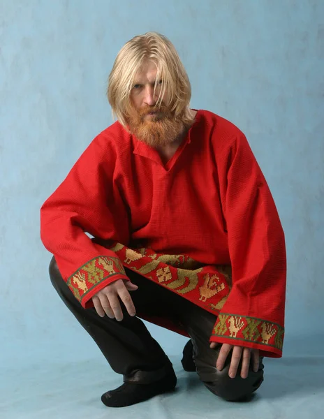 Kızıl Sakallı Bıyıklı Yerde Oturan Kırmızı Gömlekli Uzun Sarı Saçlı — Stok fotoğraf